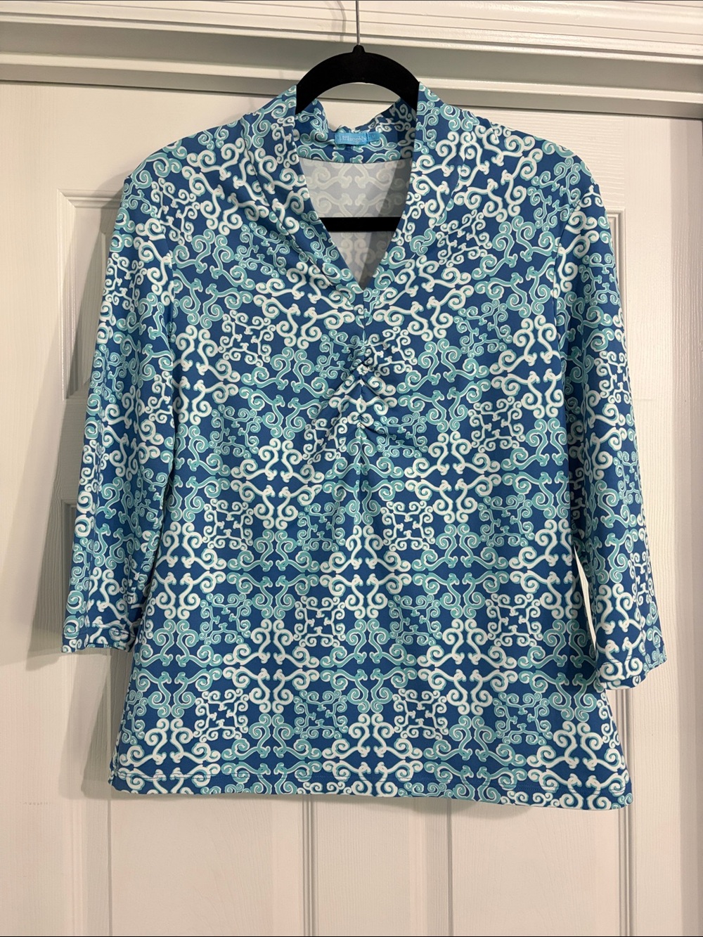 J. McLaughlin Catalina Cloth blue & white geometric top size M